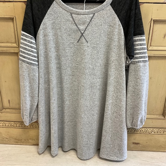 Oversized Raglan Top - Picture 4 of 4